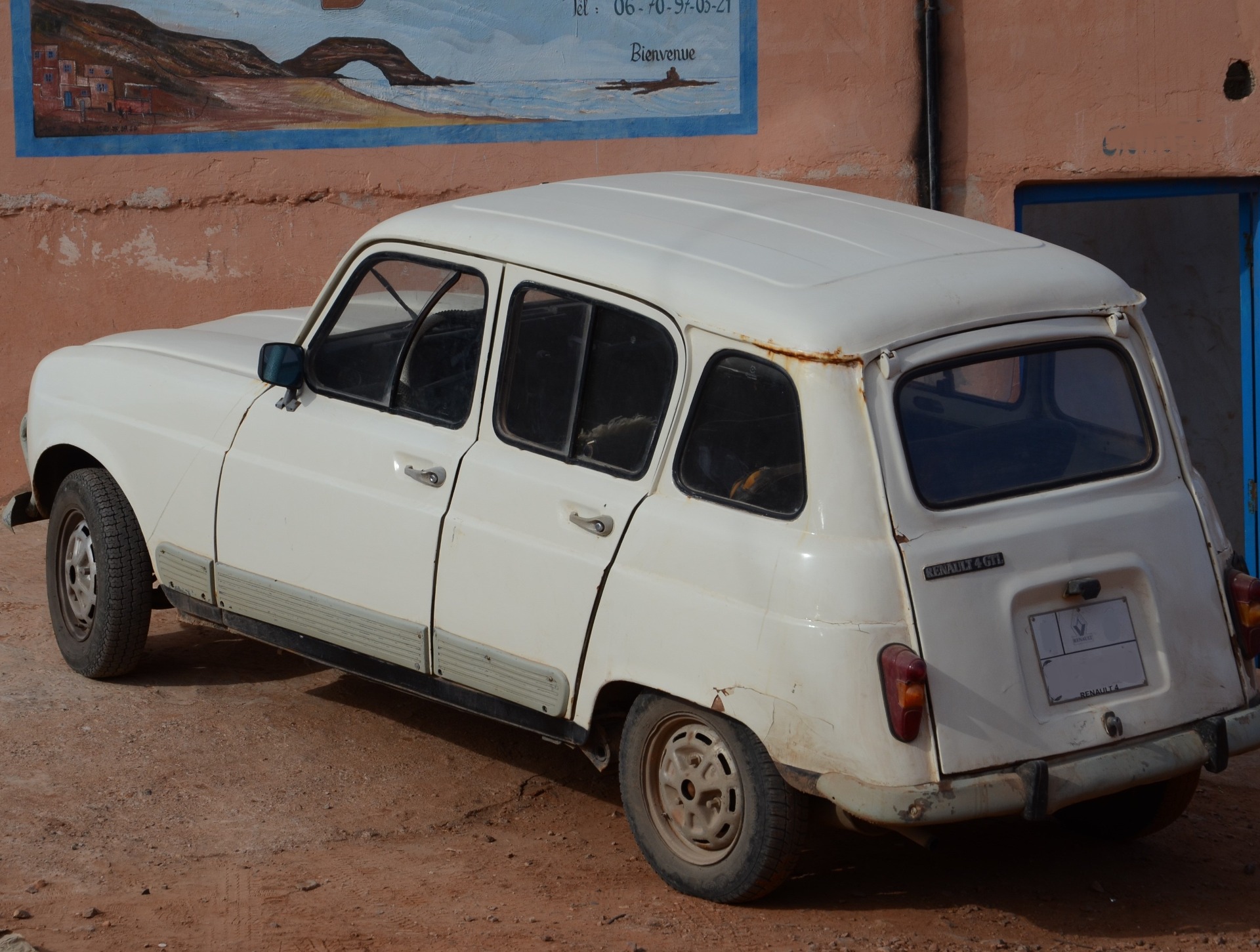 Renault 4L idèntic al del matrimoni