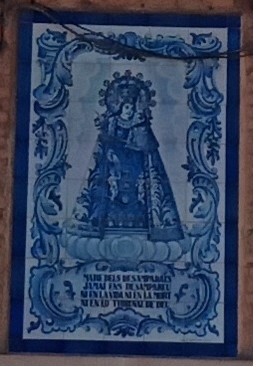 Imagen de la Virgen de Los Desamparados en la fachada de la Ermita